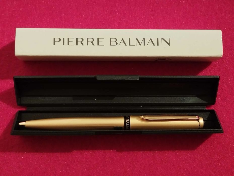 Esferográfica Balmain com clip em plaqué de ouro.