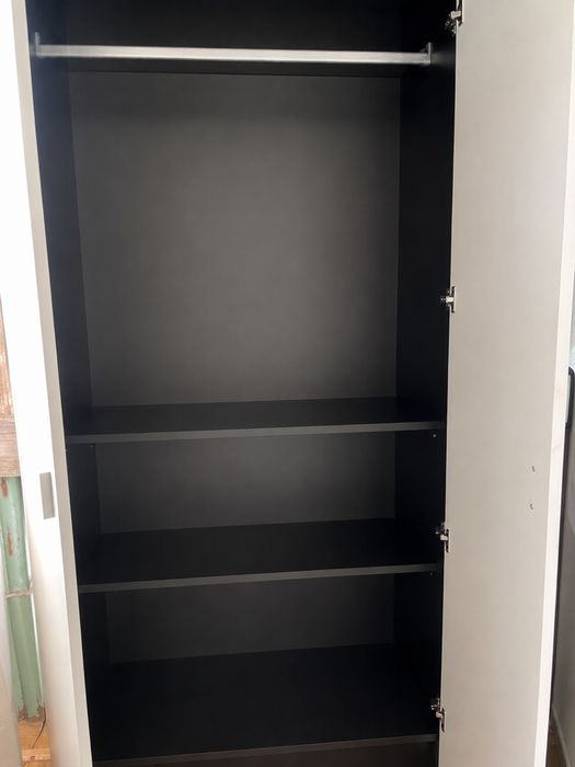 Guarda fatos preto e branco