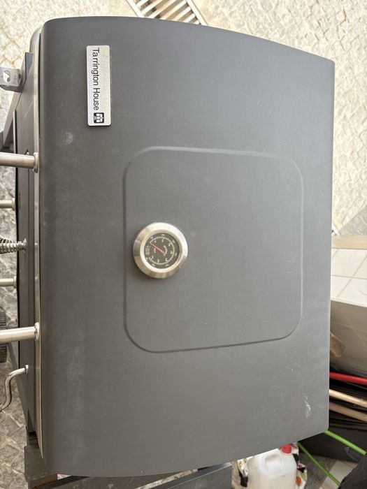 Grelhador a carvao com cozedura