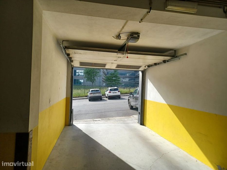 T2+1 com duas frentes e duas grandes varandas totalmente privadas.