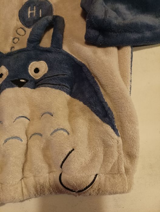 Camisola de pijama peluda com garruso, com estampa de um gatinho,em azul e creme, tamanho M