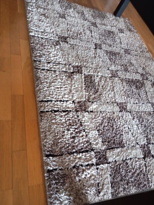 Tapetes de sala branco e castanho