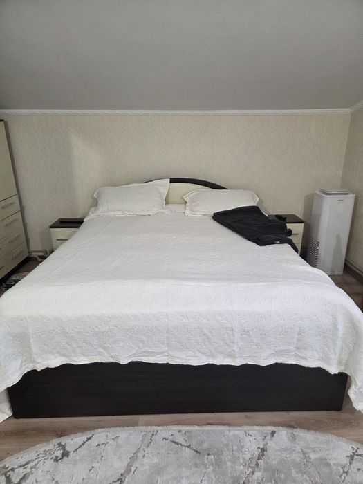 двоспальне ліжко + 2 приліжкові тумбочки.