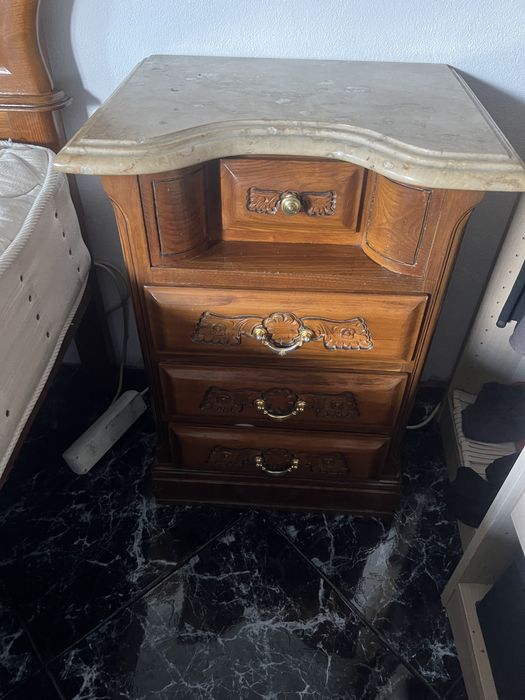 Cama de casal madeira maciça com comoda e mesinha de cabeceiras