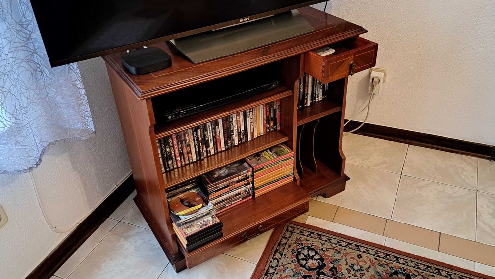 Móvel Madeira para TV e DVD com arrumação