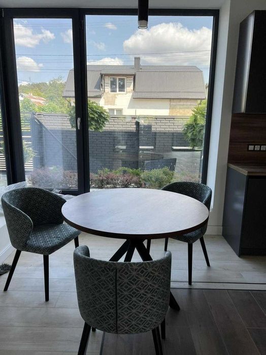 Продаж будинку, Брюховичі