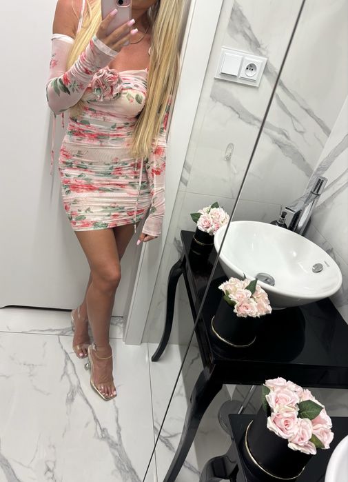 Just Unique sukienka marszczona pudrowy roz kwiaty roz.xs muzyk