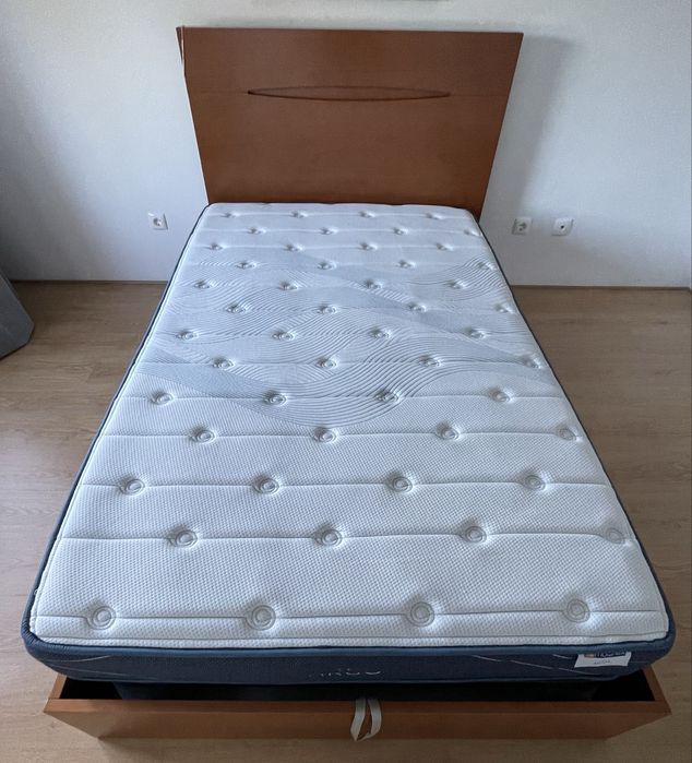 Cama de madeira maciça