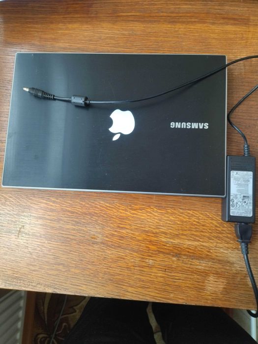 Ноутбук Samsung NP300v5z Core i3-2330 2,20 GHz, RAM 6 ГБ, HHD 200 ГБ