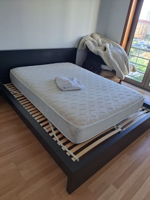 Cama de casal com mesa de cabeleireira