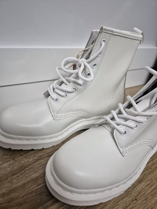 Białe glany Dr Martens