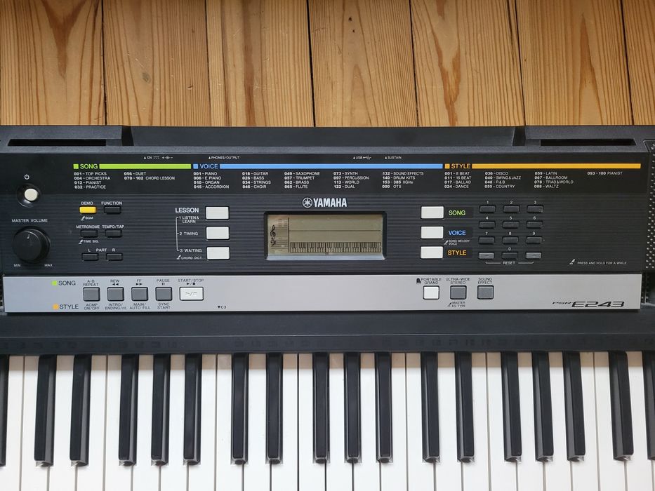 Keyboard Yamaha PSR E243