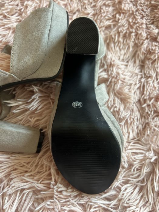 Szare buty na obcasie , sandały na obcasie