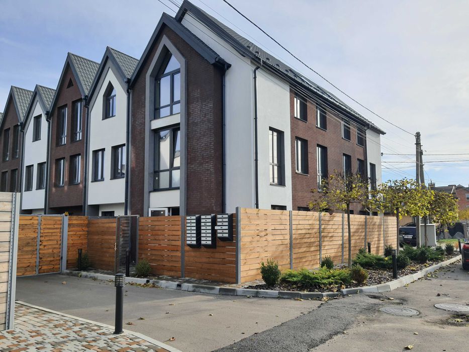 єВідновлення! Квартира з власним подвір'ям.