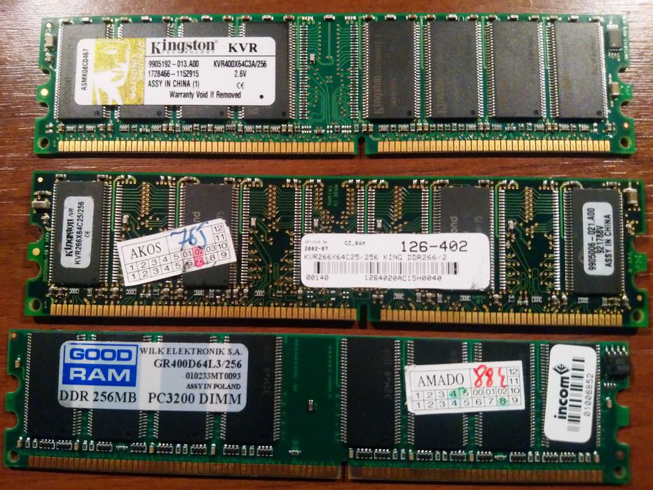 Pamięci DDR-266 (PC-2100) i DDR-400 (PC-3200).