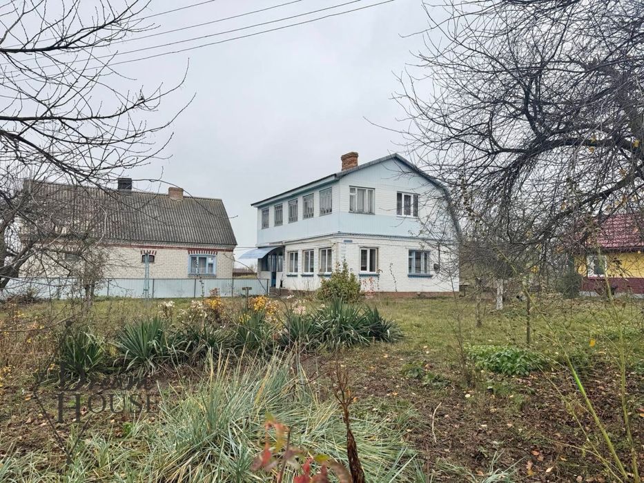 Продаж 2 поверхового цегляного будинку