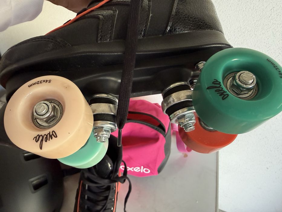 Patins 4 rodas com caoacete e bolsa de transporte