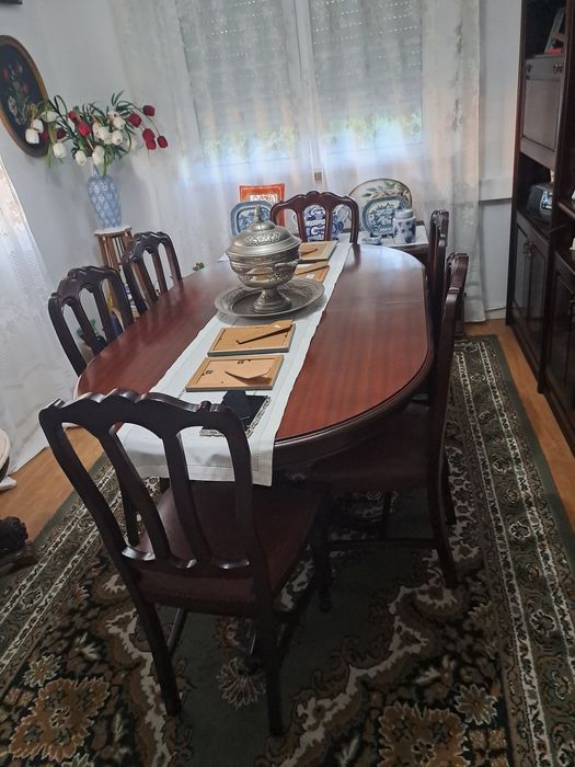 Mobília de sala, louceiro e cómoda