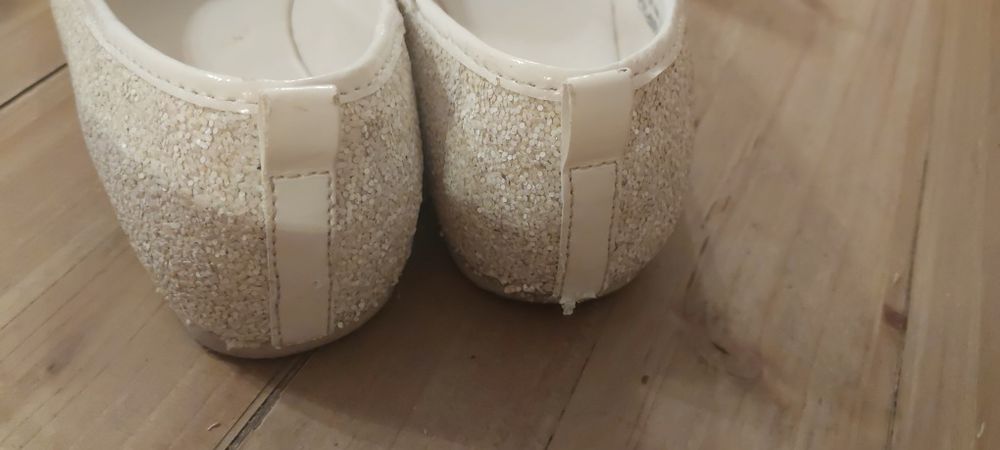Buciki brokatowe biaĺe 33