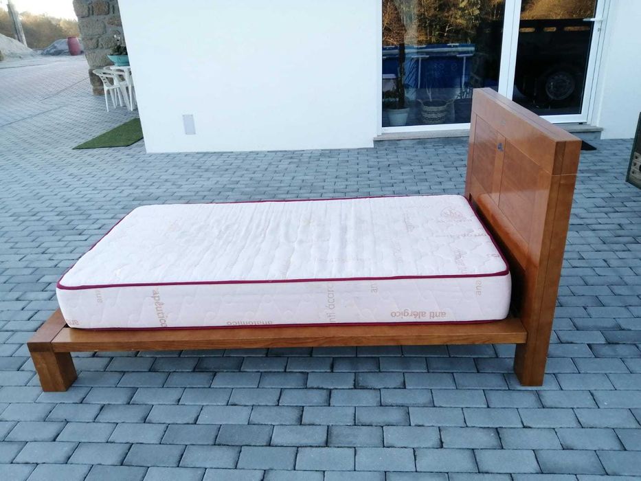 Cama solteiro em madeira de cerejeira **SEM COLCHÃO***