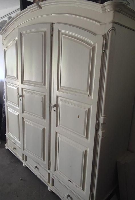 Roupeiro grande de três portas em madeira de castanho pintado branco