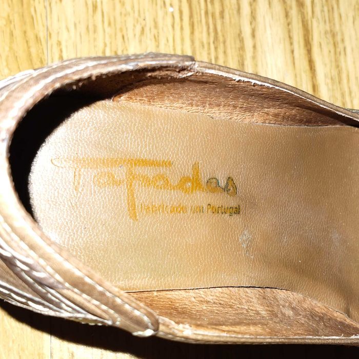 Sapatos castanhos de salto com aplicação floral | Elegantes