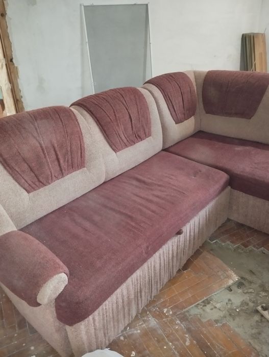 Диван кутовий у вітальню