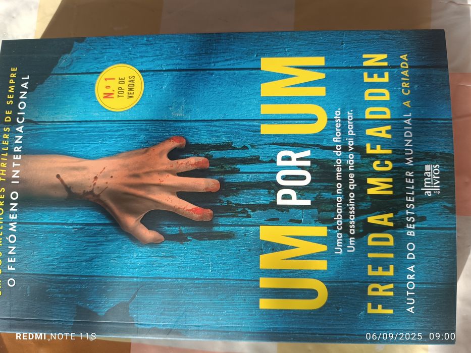 Livro NOVO UM POR UM da FREIDA McFADDEN