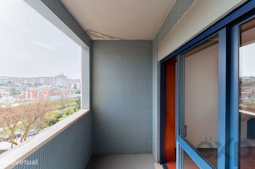 Apartamento T2  remodelado, varandas com vista desafogada, arqueamento
