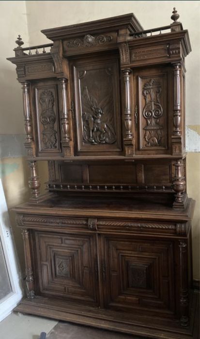 Stary drewniany kredens rzezbiony