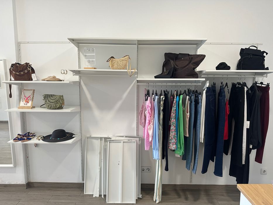 Estrutura metálica com prateleiras e varões