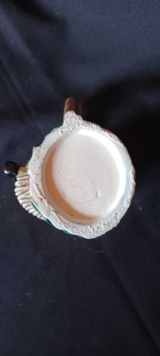 Caneca pequena antropomórfica