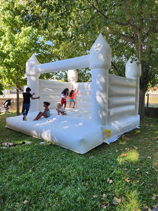 Insuflável branco em lona para festas batizados casamentos