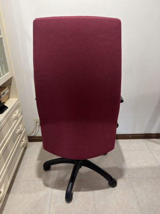 Cadeira de escritório em tecido vermelho