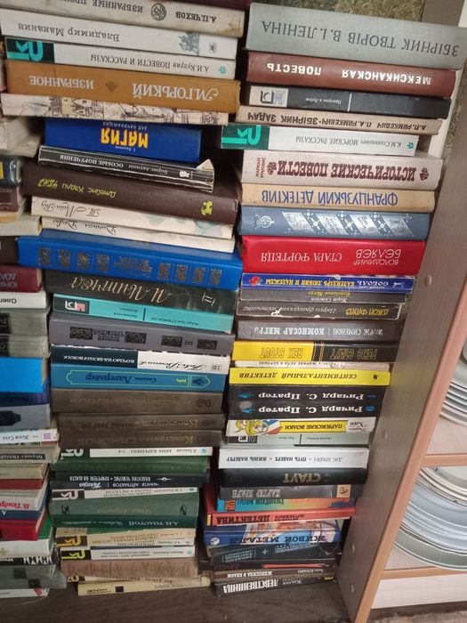 Продам книги різні.