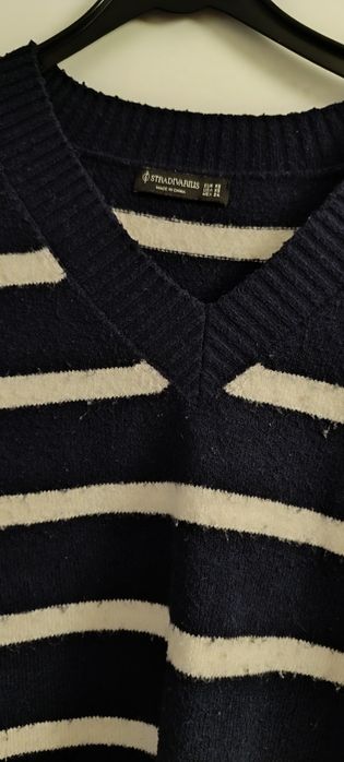 Camisola decote em V azul e branco, tamanho XS. Marca Stradivarius. Us