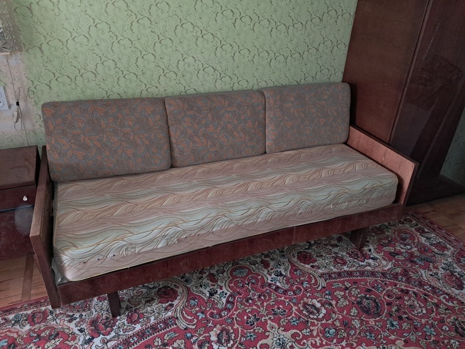 Віддам диван-тахту безкоштовно  разом із дерев'яними вікнами та дверима