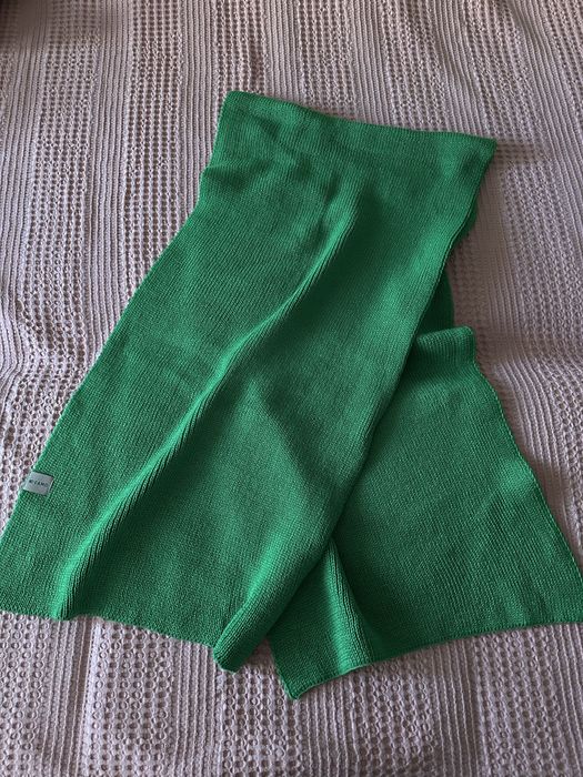 Женский шарф бренда «Famo».