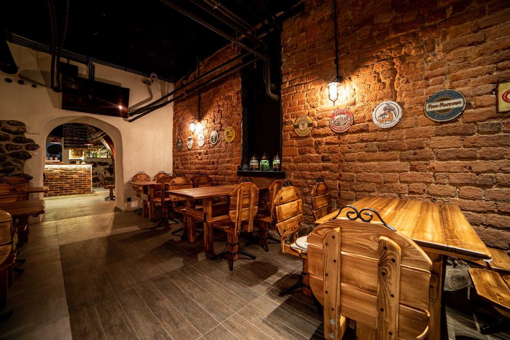 Stoły krzesła drewno pub restauracja karczma