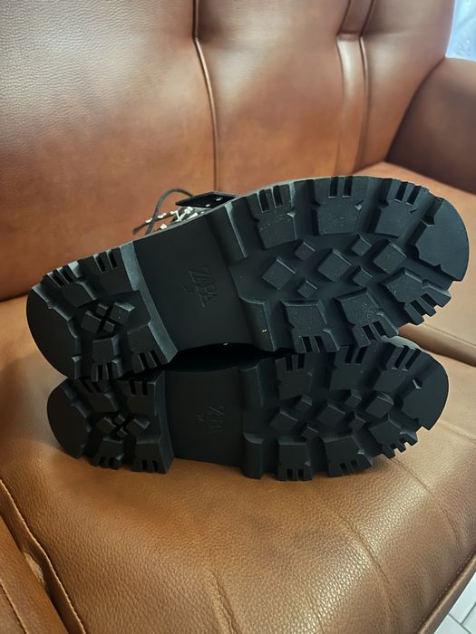 Botas pretas da Zara com fivelas e atitude!