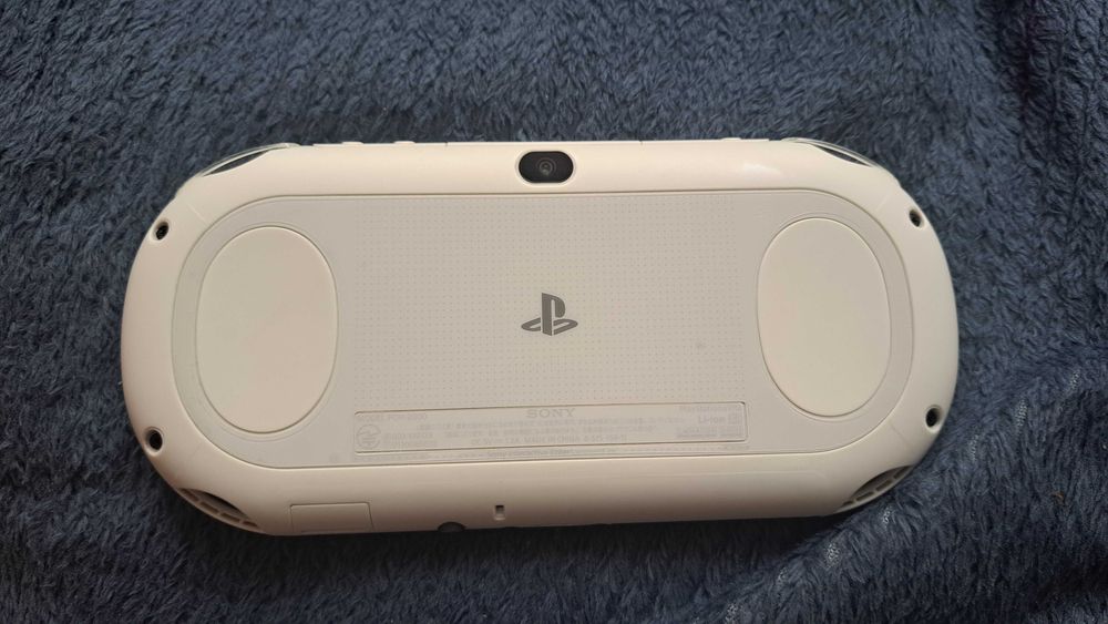 Konsola PS Vita PCH-2000 White + oryginalna karta 32 GB + GRY