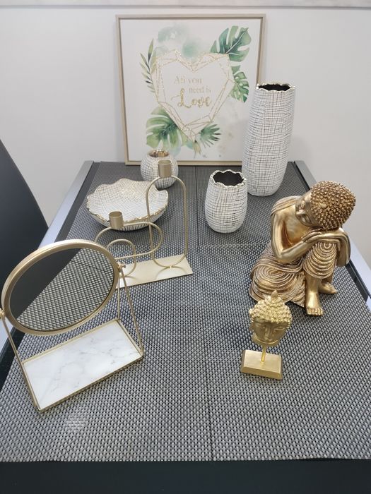 Vendo decoração dourada