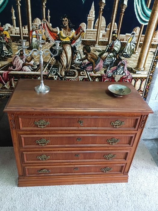 Mobiliário Quarto de casal vintage, cama, comoda com espelho e duas me