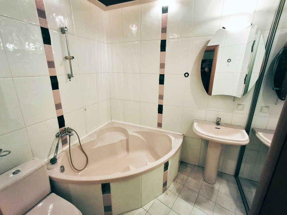 Оренда чудової 2 кімнатної квартири біля метро Позняки, 90м2, вул. Бориса Гмирі, 1/2