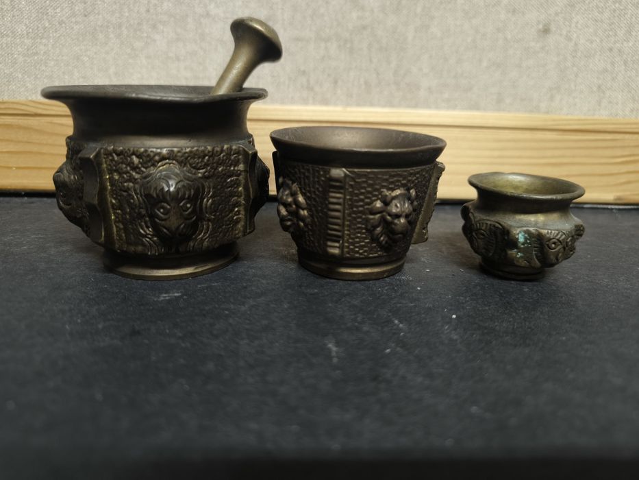 Almofariz e pilão em bronze com leões
Conjunto de almofariz e pilão em