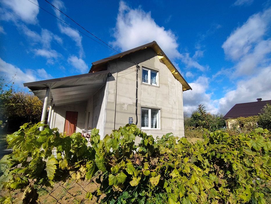 Продаж будинку біля магазину Сім'я