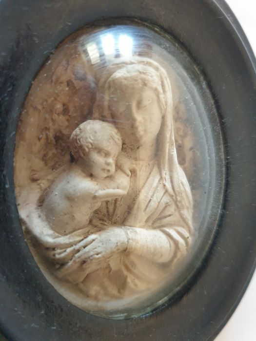 Antiga imagem francesa da Nossa Senhora com o Menino em espuma do mar