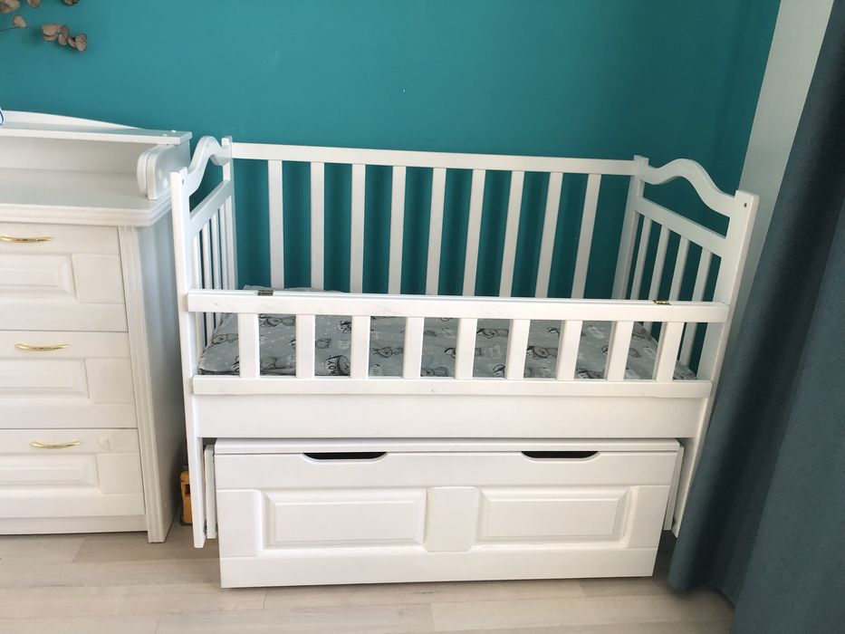 Дитяче ліжечко з маятником
