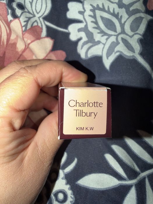 Szminka raz uzyta na rece charlotte tilbury cena ostateczna