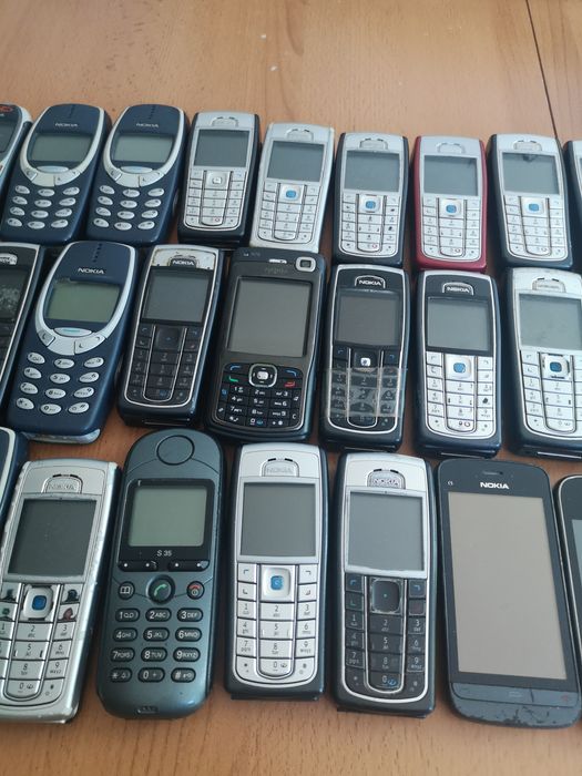 Lote Completo de 41 Telemóveis Antigos (Nokia, Siemens, Samsung)